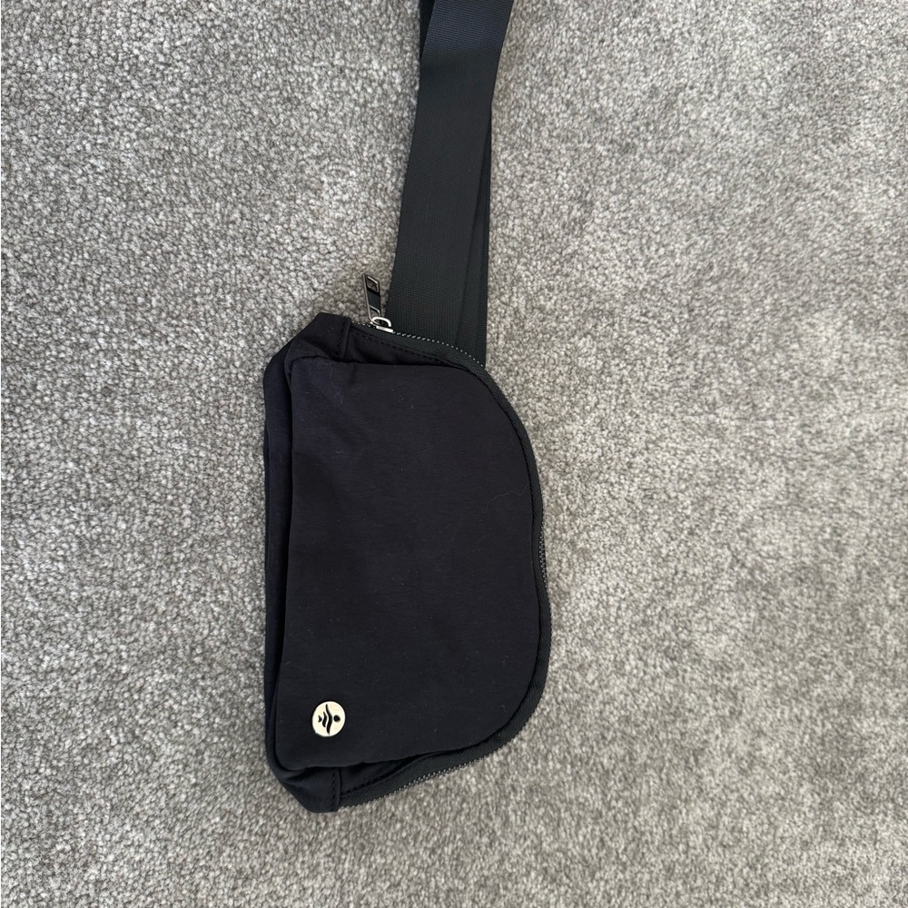 HALARA Black Belt Bag Sleek Minimalist Design